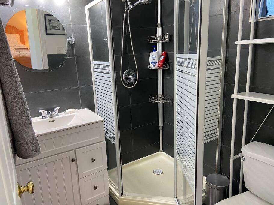 Adorable 2-Bedroom Guesthouse With Free Parking Victoria Kültér fotó